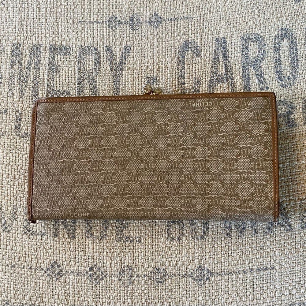 💯GUARANTEED AUTH. Celine Macadam long kisslock billfold
Great used condition. - Picture 2 of 6